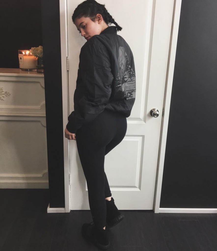 kylie-jenner-adidas-yeezy-750-boost-core-black