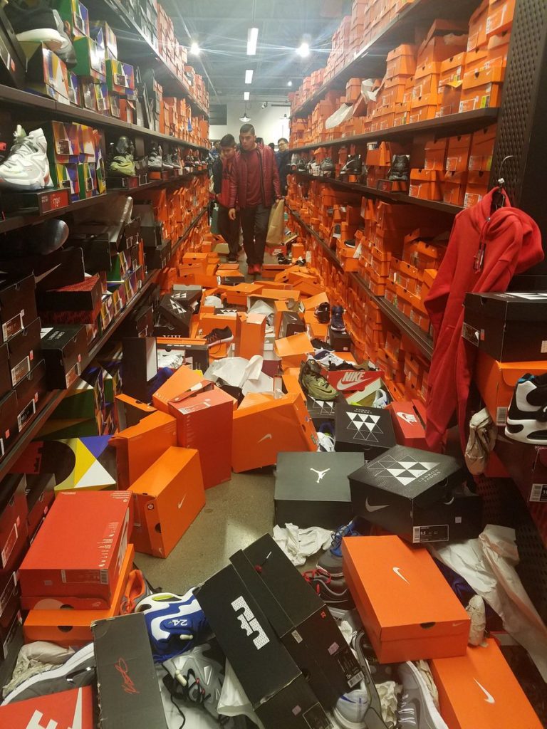 black-friday-nike-outlet-destroyed-3